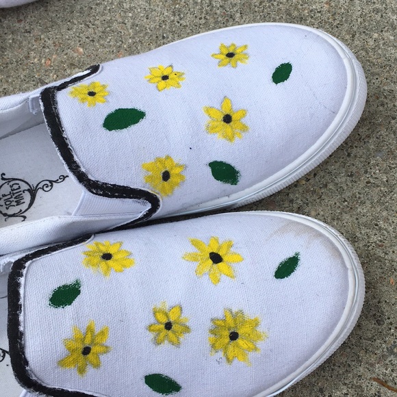 White sunflower and leaf print shoes - Picture 4 of 5